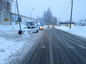 Kvůli rychlosti nespatřil řidič včas chodce. Místo do něj narazil do sloupu