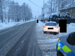 Kvůli rychlosti nespatřil řidič včas chodce. Místo do něj narazil do sloupu