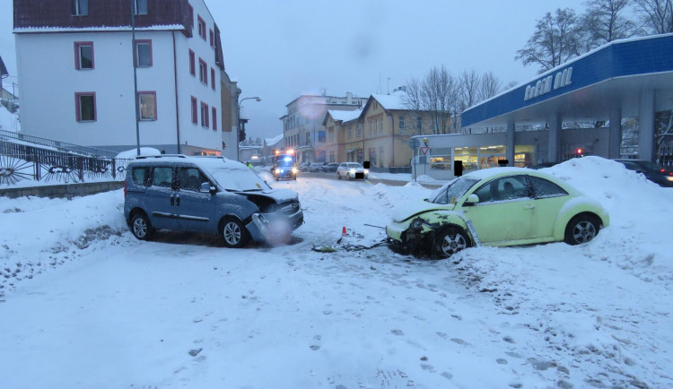 Řidička při smyku zazmatkovala a přejela do protisměru, kde se střetla s protijedoucím autem