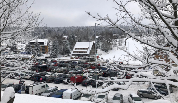 Přes přibývající zákazy jsou hory plné lidí. Obrovský zájem je o apartmány i celé chalupy