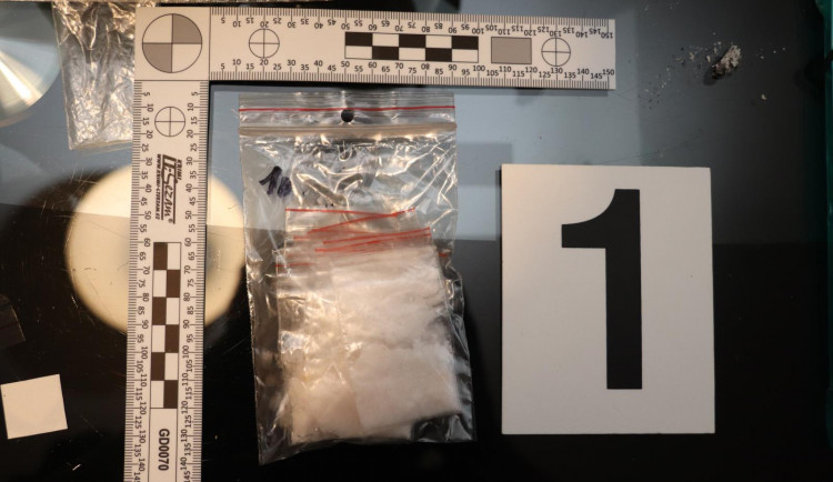 Policie zadržela dealery drog. Partnerské dvojici hrozí pět a deset let vězení