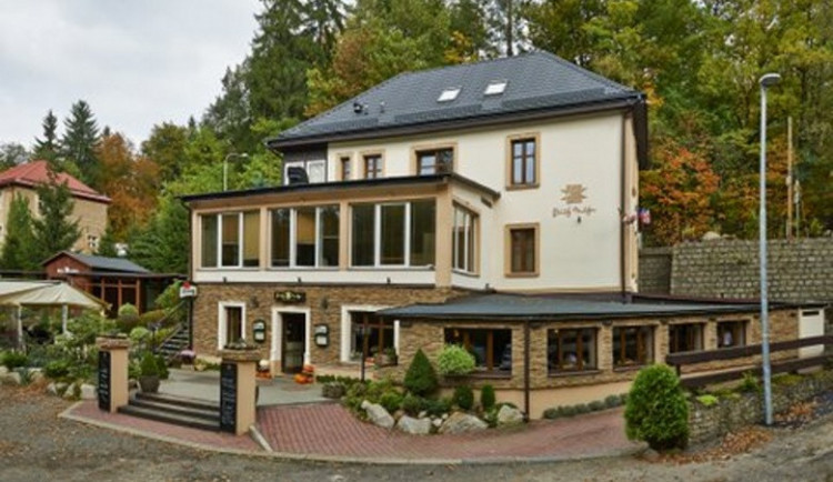 Restaurace Bílý Mlýn má otevřeno, porušuje vládní proticovidová opatření