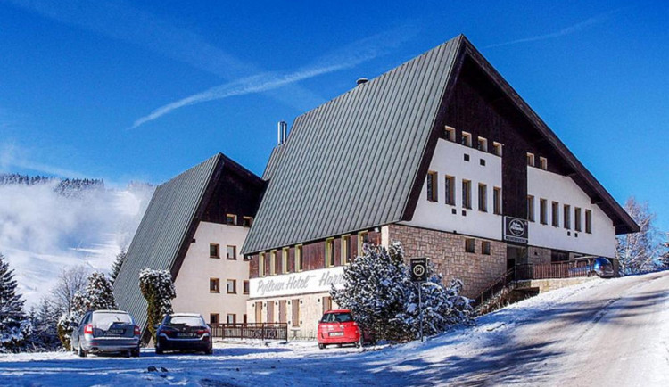 Problém hoteliéra Pytlouna. V jeho hotelu bylo ubytovaných 70 lidí, zasahovala policie