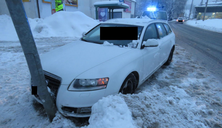 Kvůli rychlosti nespatřil řidič včas chodce. Místo do něj narazil do sloupu