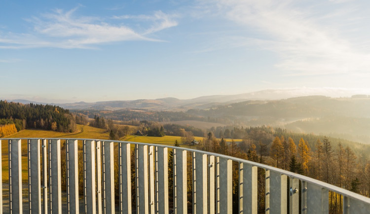 Nově postavená rozhledna nad Novým Hrádkem oživila cestovní ruch. Turisté sem míří ve velkém