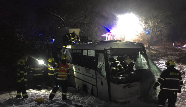 Nehoda autobusu u Brniště. Vyjel ze silnice a převrátil se přes střechu