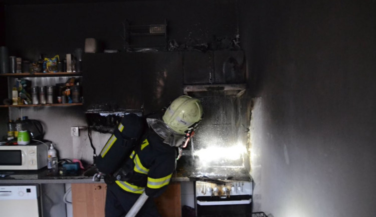 Hořelo na Dobiášovce. Hasiči se kvůli špatně zaparkovaným autům nemohli dostat až k požáru