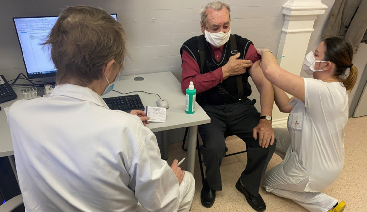 Horečka, zimnice i bolest kloubů. Ústav eviduje tři stovky nežádoucích účinků po očkování