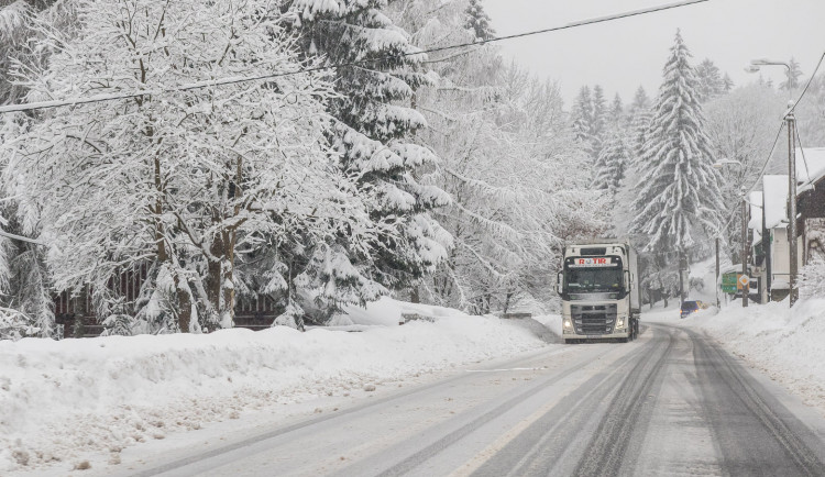 Silničáři kvůli sněžení uzavřeli pro kamiony silnici přes Harrachov. Do rána může napadnout dvacet centimetrů sněhu