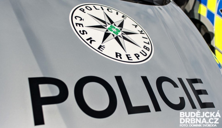 Sousedé slyšeli z vedlejšího domu podivné zvuky. Přivolání policie zachránilo seniorovi život