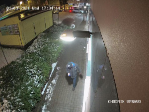 Policie hledá svědka násilného trestného činu. Zveřejnila jeho fotku i video