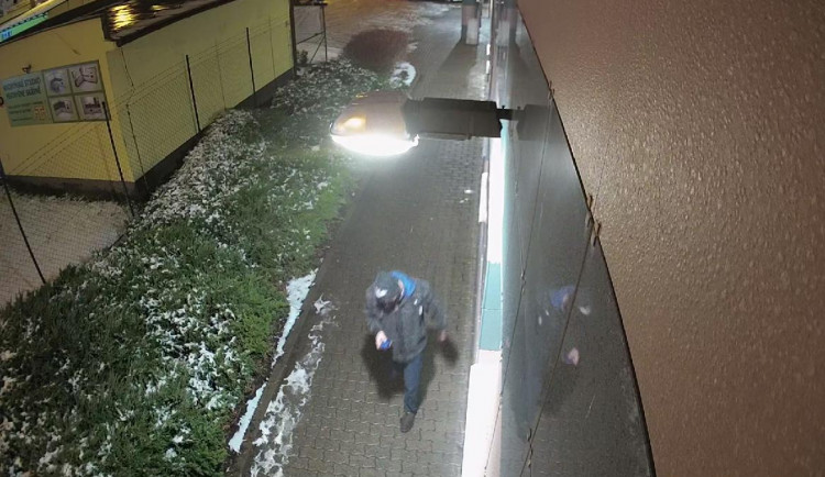 Policie hledá svědka násilného trestného činu. Zveřejnila jeho fotku i video