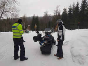 Policisté vyrazili o víkendu na hory. Kontrolovali dodržování vládních nařízení