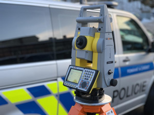 Rychlejší zaměření místa nehody umožní policii nové geodetické přístroje