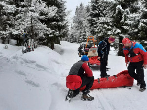 Dvě ženy si vyrazily na loveckých lyžích. Na pomoc jim museli záchranáři