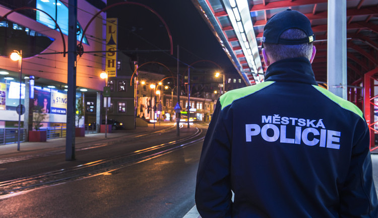 Opilec na Fügnerce napadal kolemjdoucí a pak i strážníka. Tvrdil, že je nesmrtelný