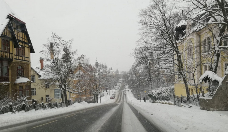 Teploty sahají až k minus 15. Silnice můžou i přes posyp namrzat