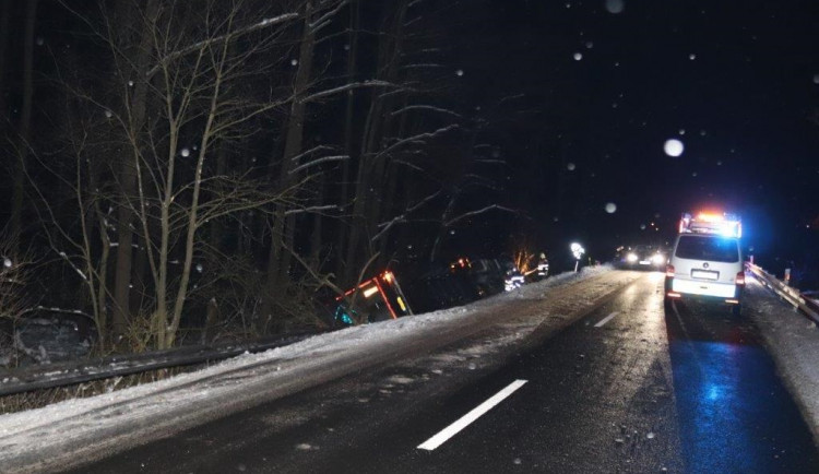Řidič kamionu usnul za volantem, prorazil svodidla a sjel ze silnice