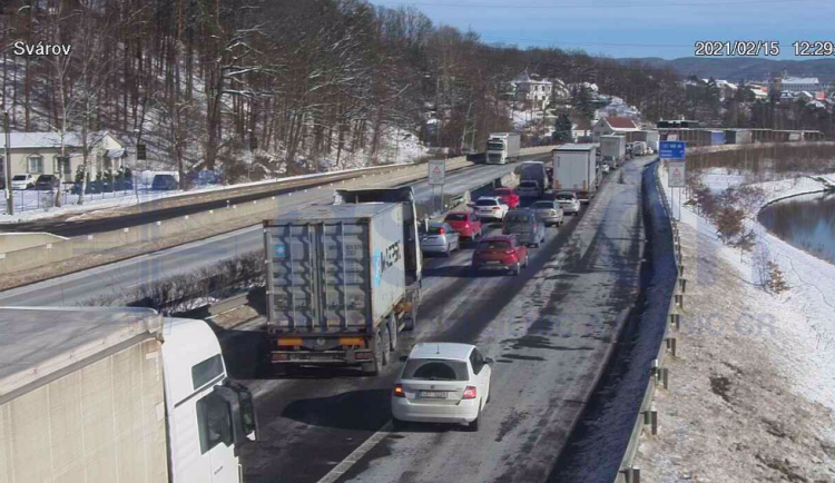 Nehoda na příjezdu do Liberce. Na průtahu se srazila tři auta