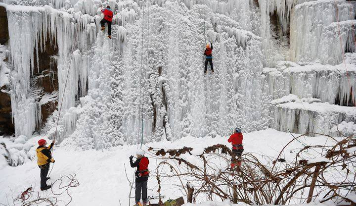 Umělá ledová stěna v Mlýnské ulici je otevřená. Vydržet by měla i pár dnů oblevy