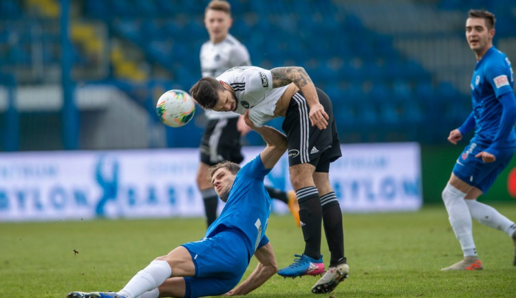Slovan v dohrávce těsně přetlačil Zlín. V závěru zahodil penaltu Poznar