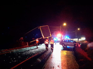 Liberecký kraj trápí náledí. Nehoda auta s kamionem na několik hodin uzavřela silnici I/10