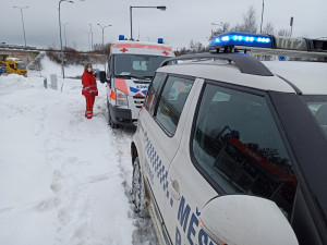 Přikrývky a oblečení pro potřebné. Červený kříž a strážníci pomáhají bezdomovcům přečkat zimu