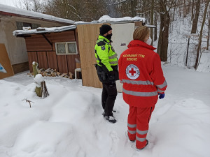 Přikrývky a oblečení pro potřebné. Červený kříž a strážníci pomáhají bezdomovcům přečkat zimu