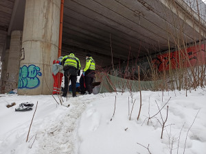 Přikrývky a oblečení pro potřebné. Červený kříž a strážníci pomáhají bezdomovcům přečkat zimu