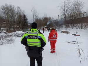 Přikrývky a oblečení pro potřebné. Červený kříž a strážníci pomáhají bezdomovcům přečkat zimu