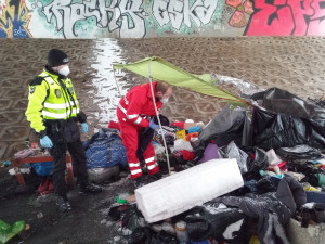 Přikrývky a oblečení pro potřebné. Červený kříž a strážníci pomáhají bezdomovcům přečkat zimu