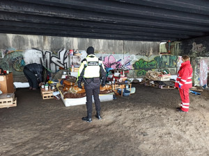 Přikrývky a oblečení pro potřebné. Červený kříž a strážníci pomáhají bezdomovcům přečkat zimu