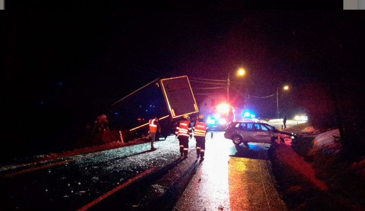 Liberecký kraj trápí náledí. Nehoda auta s kamionem na několik hodin uzavřela silnici I/10