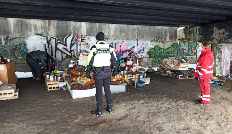 Přikrývky a oblečení pro potřebné. Červený kříž a strážníci pomáhají bezdomovcům přečkat zimu