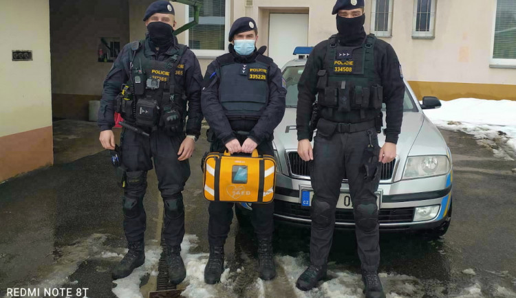 Policisté zachránili život muži po kolapsu. Použili přenosný defibrilátor