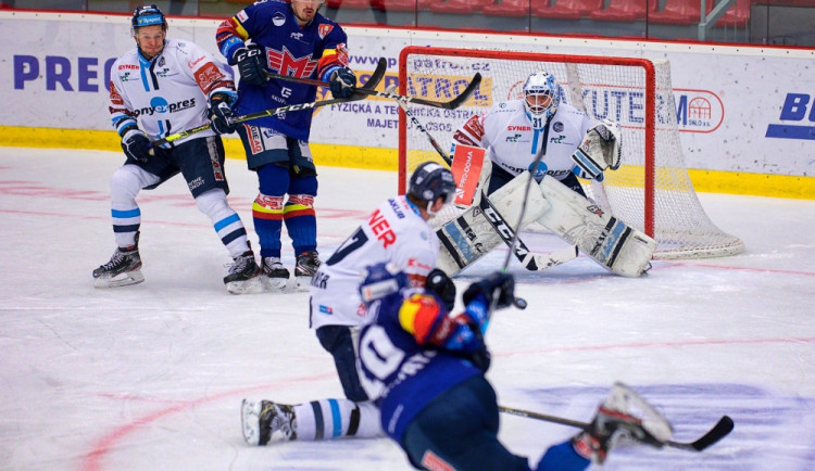 Tygři vyhráli v Budějovicích a drží čtvrté místo zaručující play off