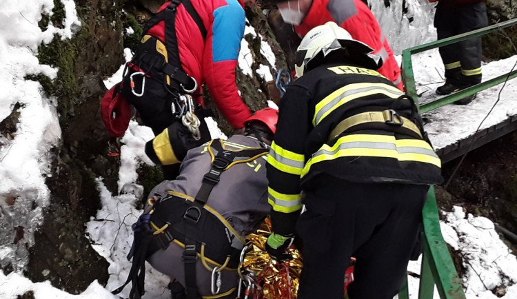 Chlapec spadl na Riegrově stezce z deseti metrů. Letěl pro něj vrtulník