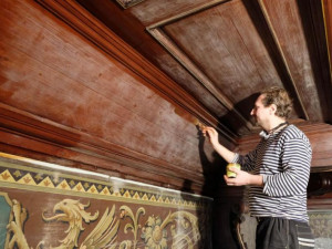 Ve Frýdlantu opravují kazetový strop obřadní síně. Ze spár už padaly kamínky