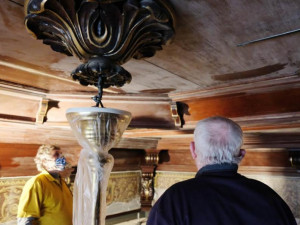 Ve Frýdlantu opravují kazetový strop obřadní síně. Ze spár už padaly kamínky