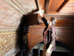 Ve Frýdlantu opravují kazetový strop obřadní síně. Ze spár už padaly kamínky