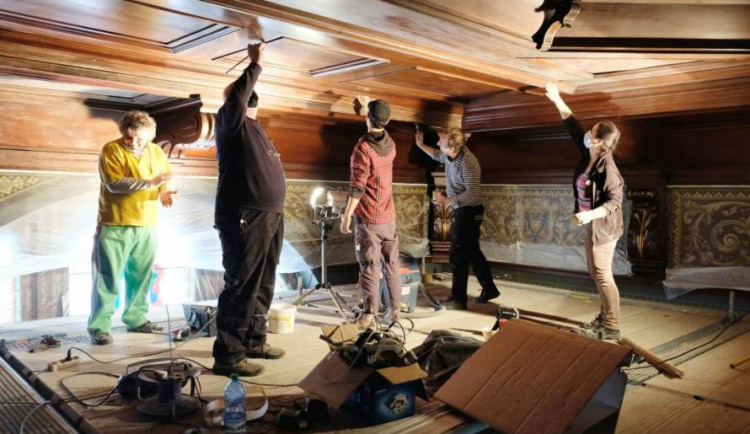 Ve Frýdlantu opravují kazetový strop obřadní síně. Ze spár už padaly kamínky