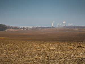 Výhled z obce Uhelná na důl Turów a elektrárnu.