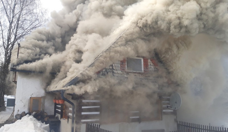 Požár roubenky ve Smržovce způsobil škodu za milion a půl