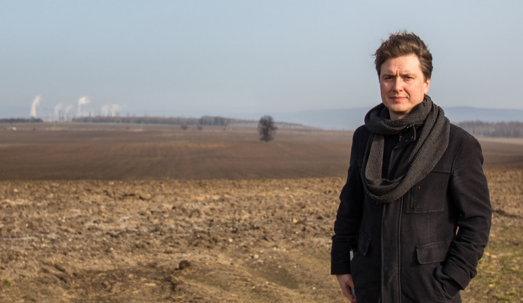 Milan Starec z Uhelné v pozadí s dolem Turów.