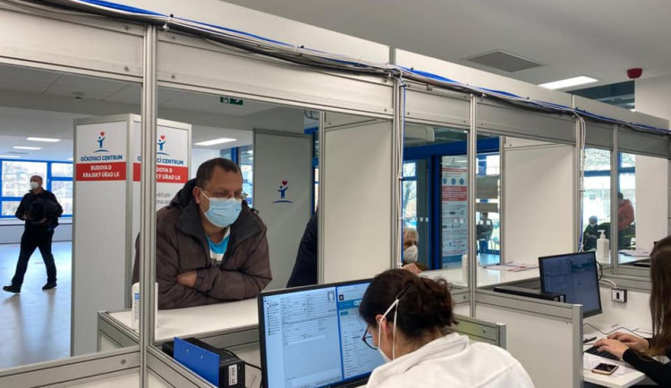 Liberecká nemocnice očkuje učitele už od úterý. Na vládu nečeká