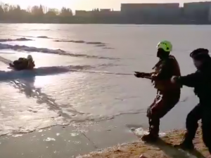 Na jablonecké přehradě se muž propadl do vody. Na břeh ho dostali hasiči