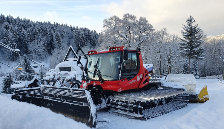 V Rejdicích vozí lyžaře místo lanovky rolba vláček, jízda stojí padesát korun