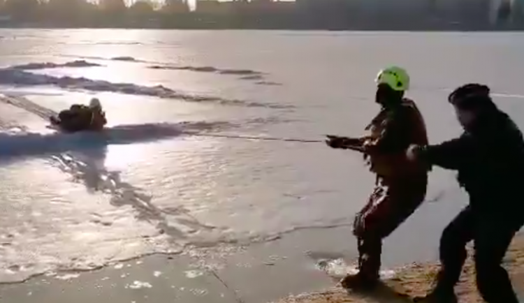 Na jablonecké přehradě se muž propadl do vody. Na břeh ho dostali hasiči