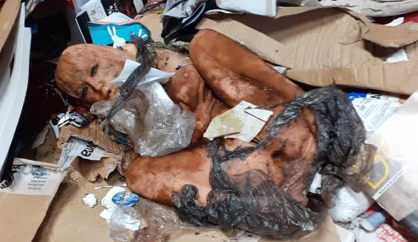 Ženské ostatky? Popeláři chtěli volat policii, byla to silikonová panna