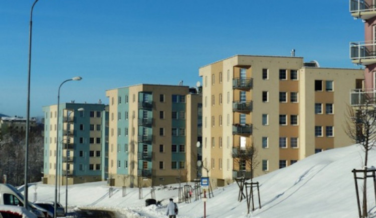 Vedení města otočilo, bytové podíly na družstevníky chce převést za korunu